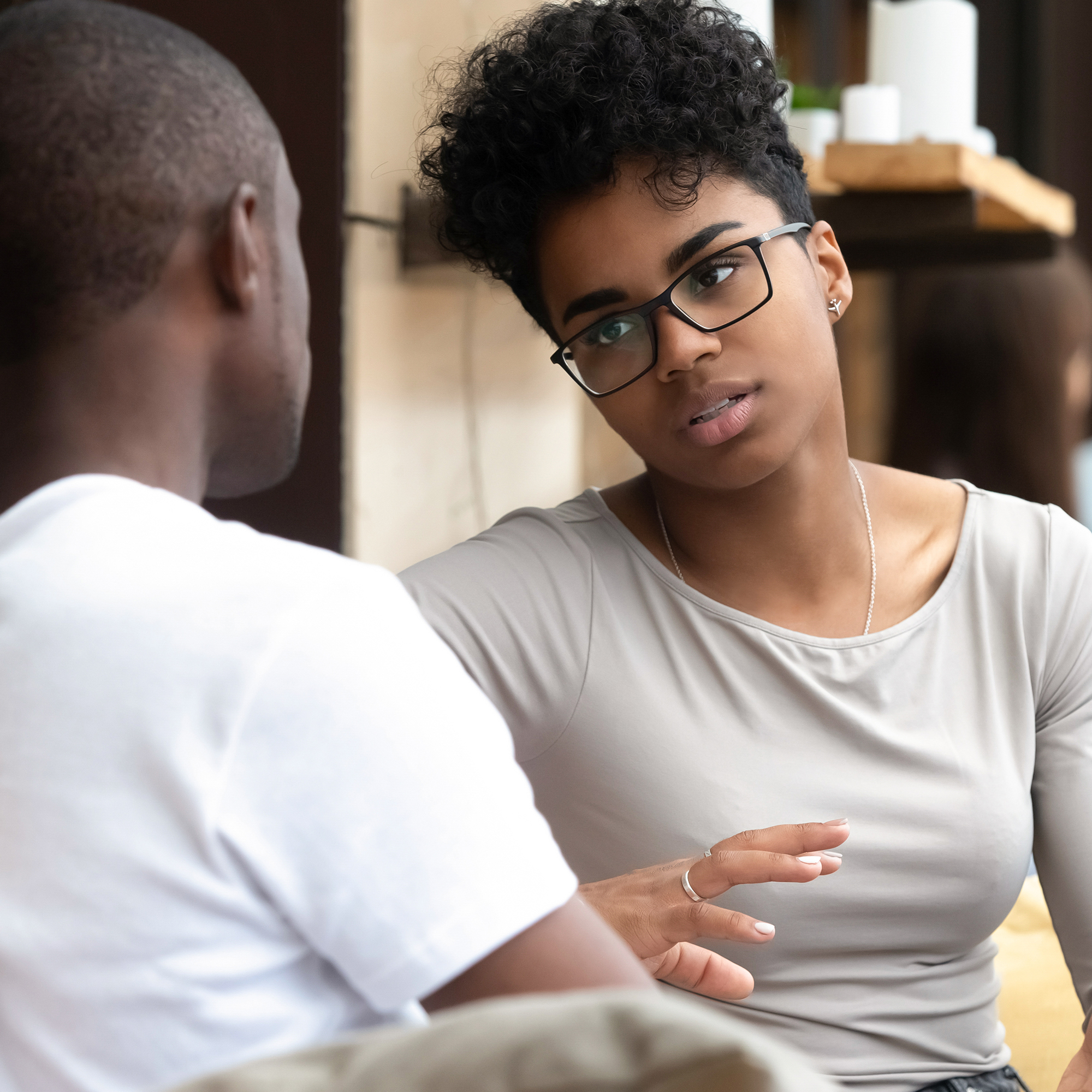 两个朋友在咖啡馆聊天。