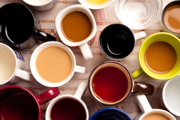 茶与咖啡的多片玻璃。