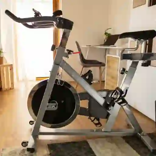 客厅里的健身自行车