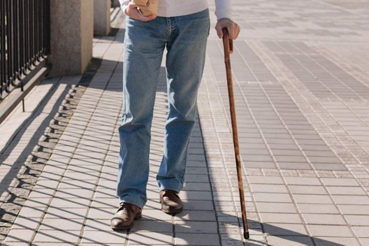 人走在公园拐杖。