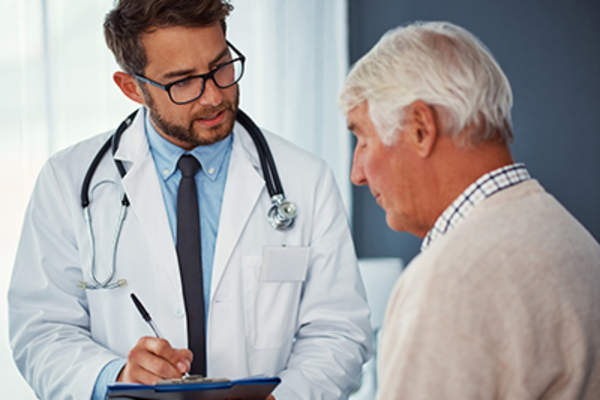 医生与病人讨论治疗。