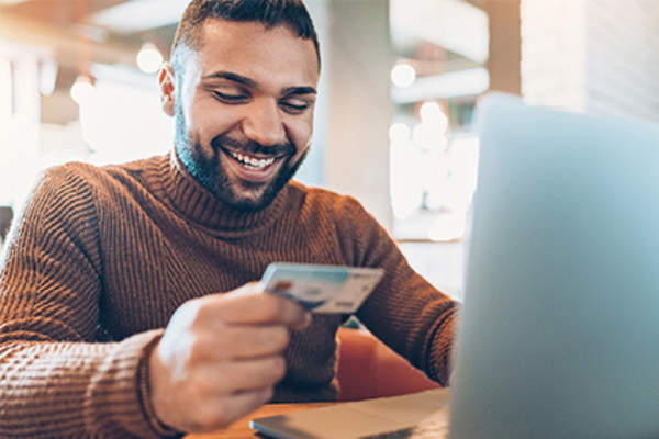 男子网上购物。