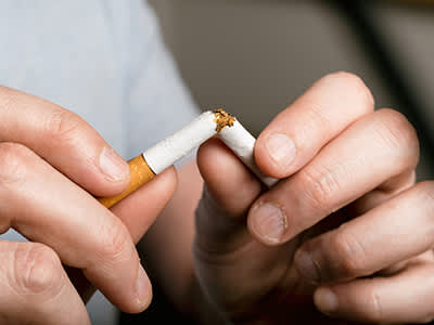 戒烟——男性用手压碎香烟