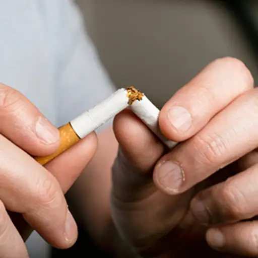 戒烟-男性用手压碎香烟