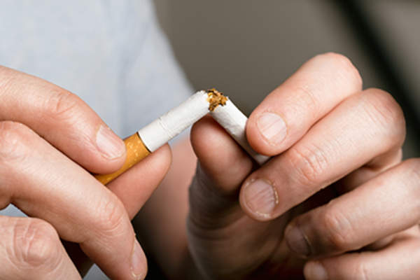 戒烟——男性用手压碎香烟