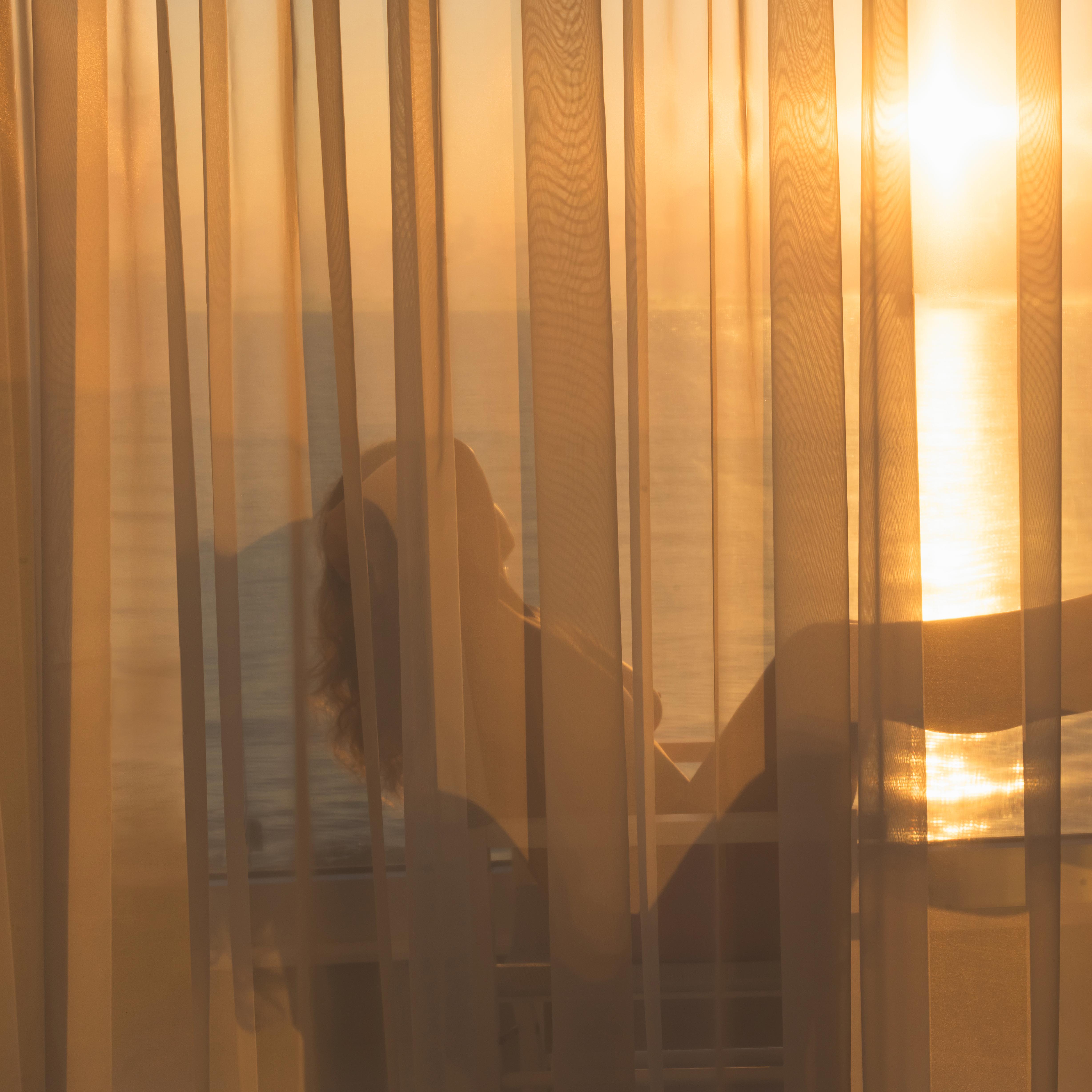 女人在窗帘后面