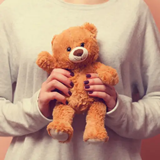 拥抱泰迪熊的妇女舒适。