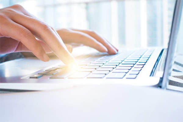 女人使用笔记本电脑。