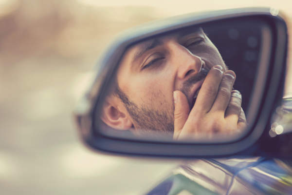 在早晨上班的人打哈欠