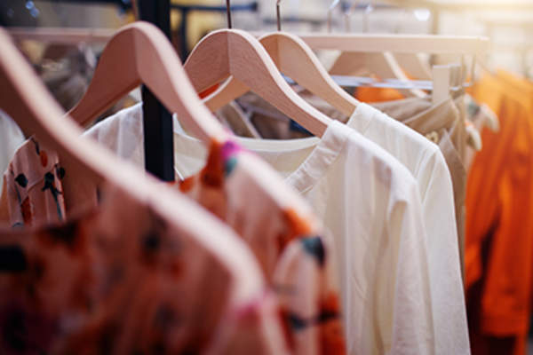 在精品现代商店衣架上的衣服。