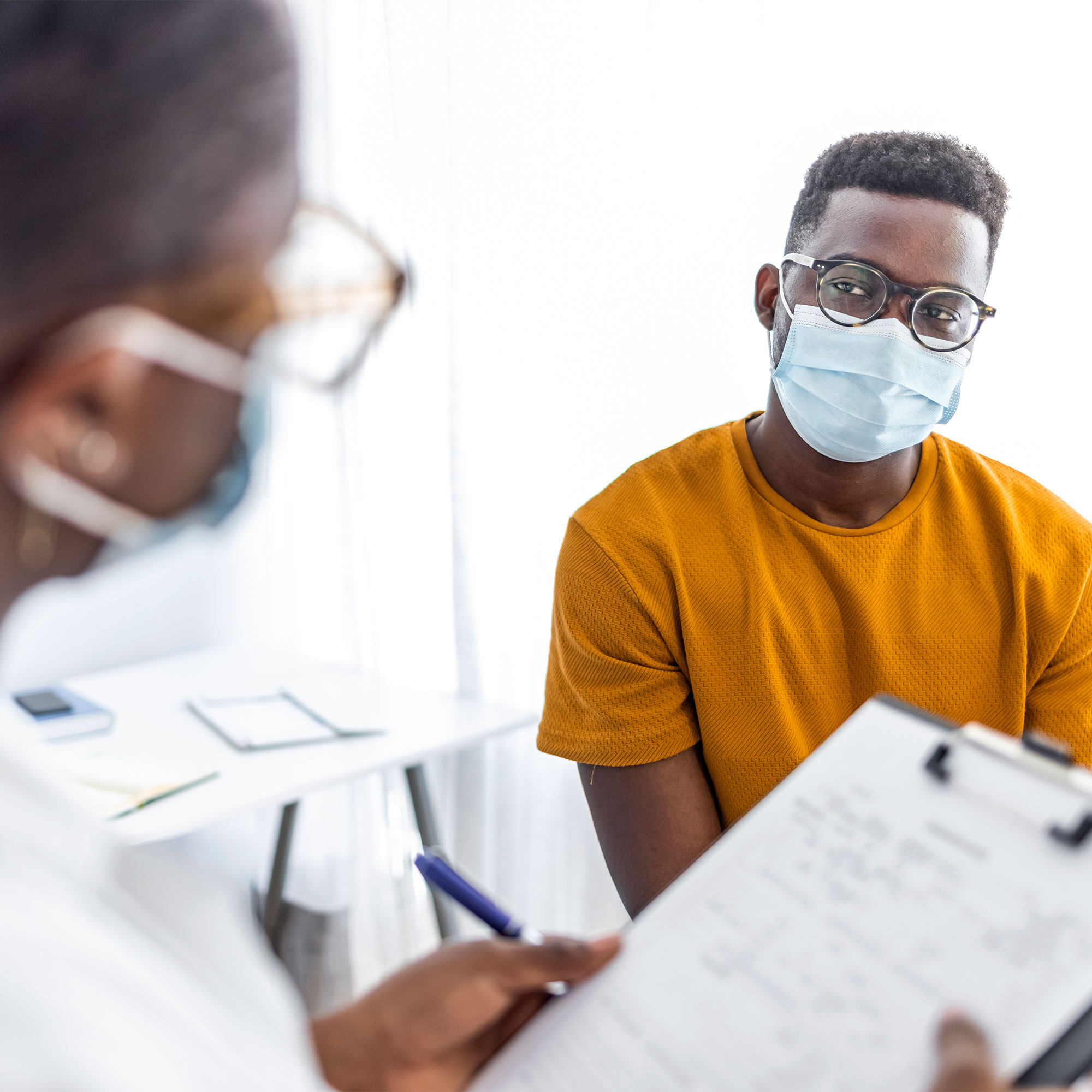 一个男人咨询他的医生