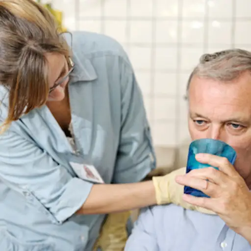 护士检查男人喉咙，因为他喝水。