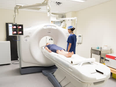 放射科医生在医院的CAT扫描仪中观察病人。