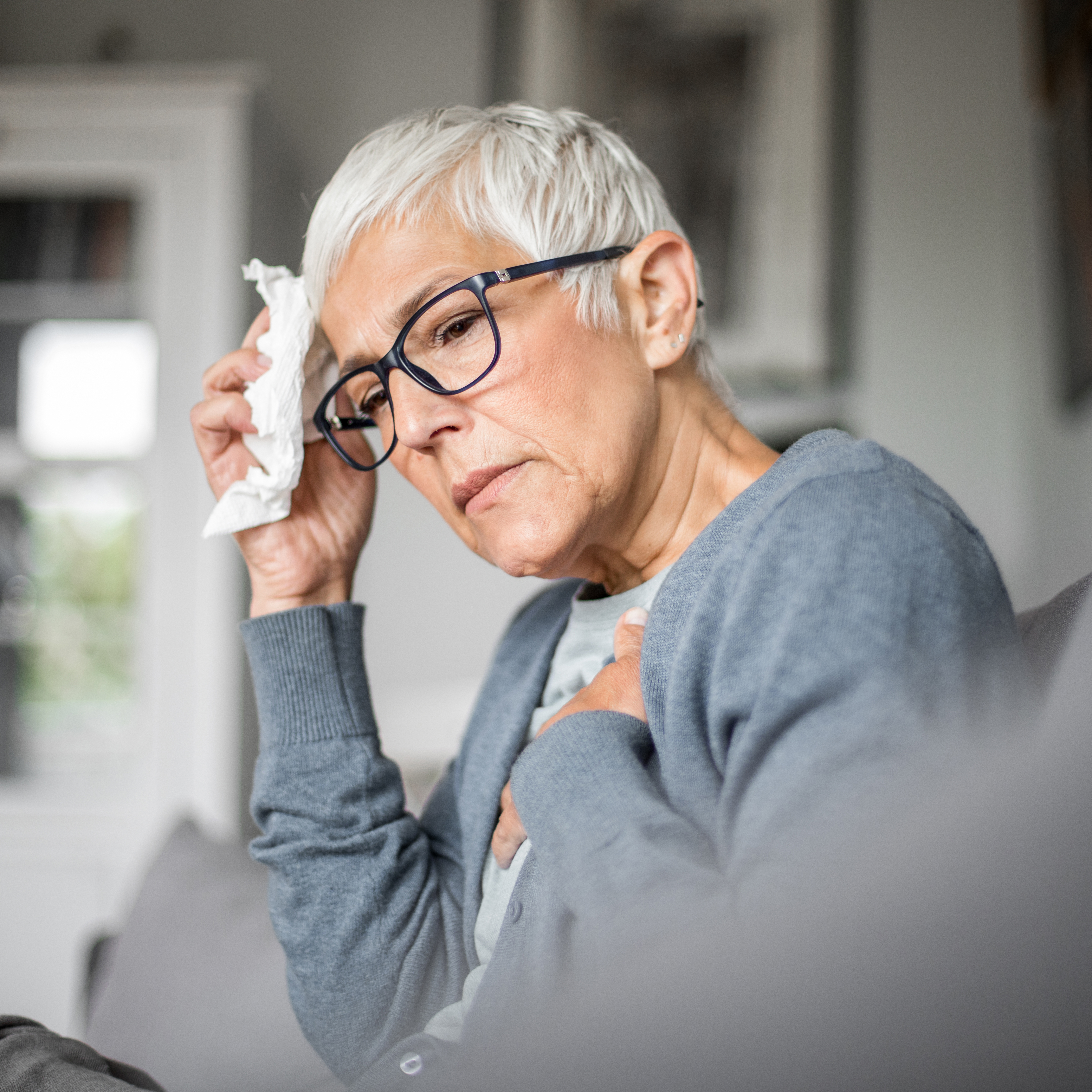 女人担心治疗费用