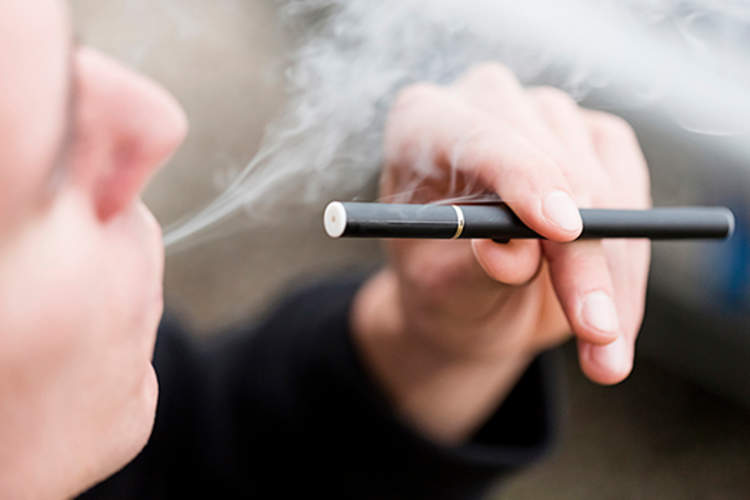 一个抽电子烟的男孩。