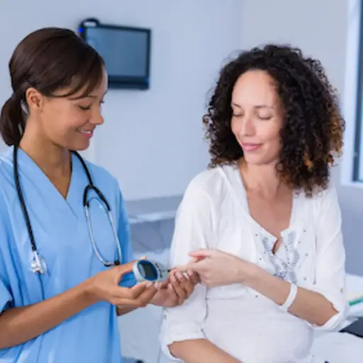 孕妇由护士检查血糖。