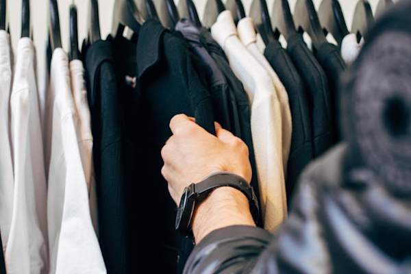 男子通过夹克机架找