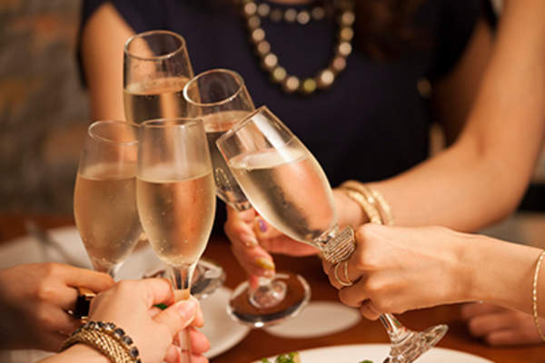 女人用香槟酒杯敬酒。