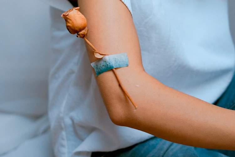 女人与花贴在手臂