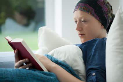女子与癌症的阅读。