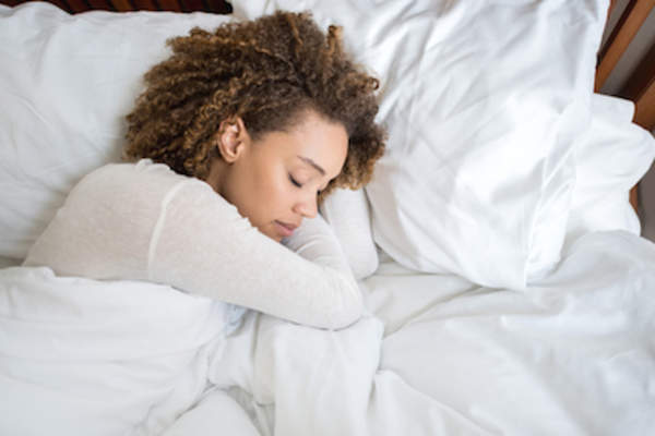 女人睡在床上。