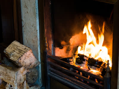 在壁炉里燃烧木头。
