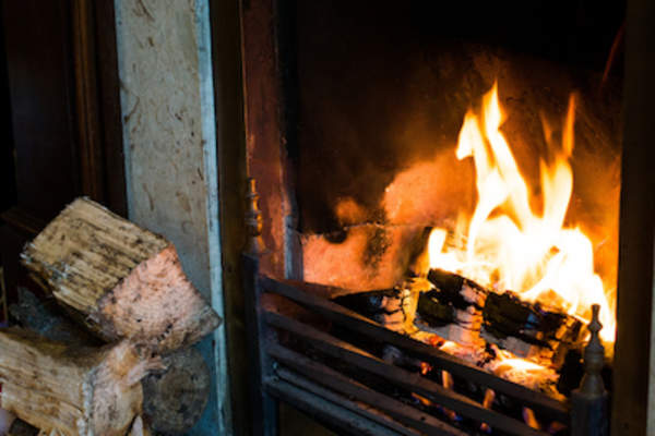 在壁炉里燃烧木头。
