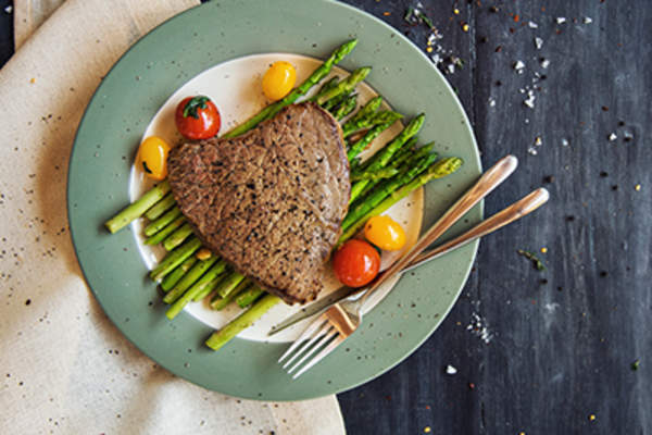 牛排里脊肉烤芦笋和樱桃番茄。