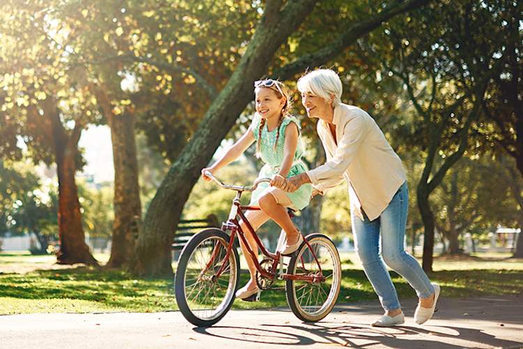 祖母和孙女玩在公园里。