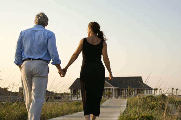 牵手散步的情侣