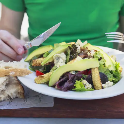 健康午餐——男人吃鳄梨沙拉