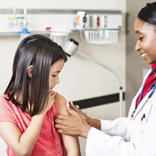 医生用绷带包扎儿童疫苗注射部位。