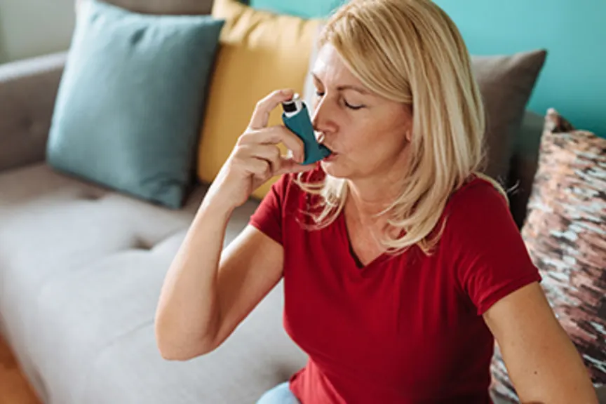 一位使用吸入器的哮喘妇女。