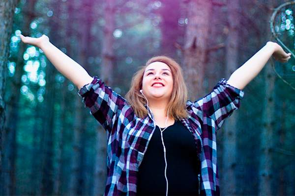 快乐的女人边走边听音乐。