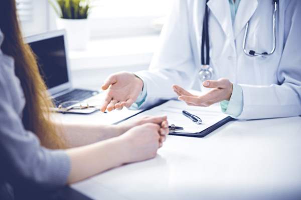 医生和病人谈话