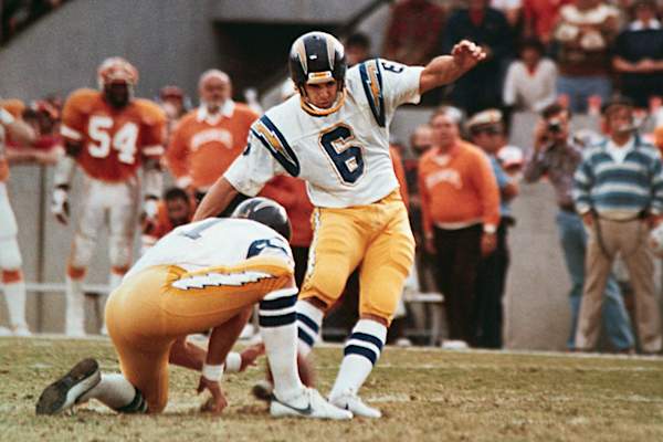 罗尔夫·贝尼施克在1981年踢赢了比赛。