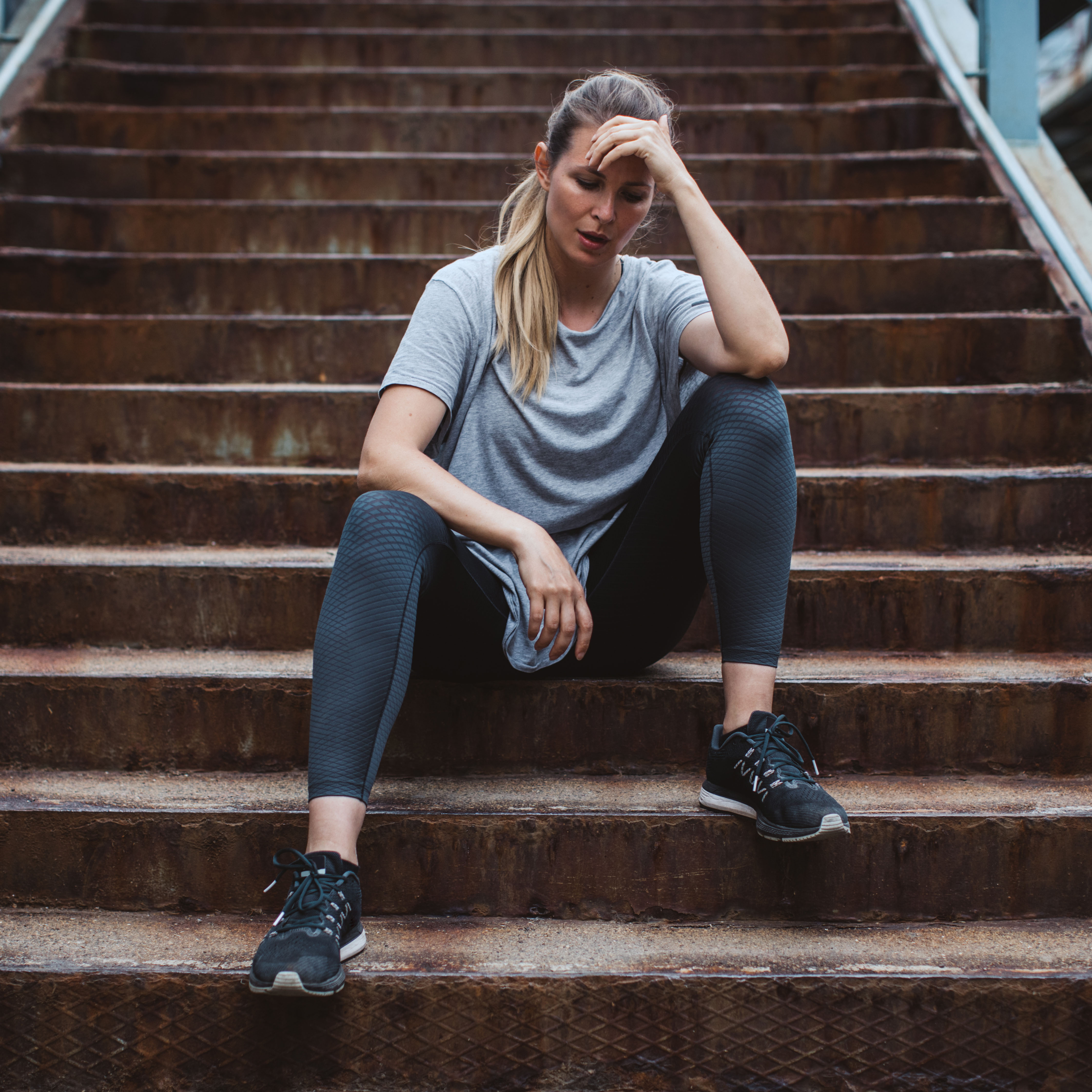 累了休息的女人从楼梯上锻炼