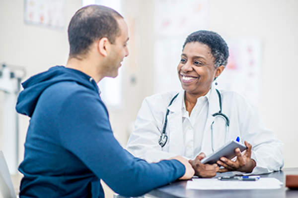 男人向他的医生咨询关于克罗恩病相关关节炎的治疗方案。