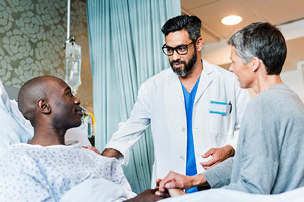 男子向医生咨询他的精神分裂症。