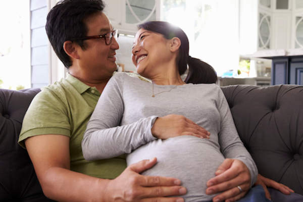 怀孕期间夫妇。