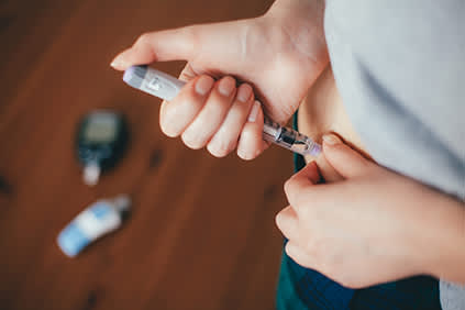 女人给自己注射胰岛素。
