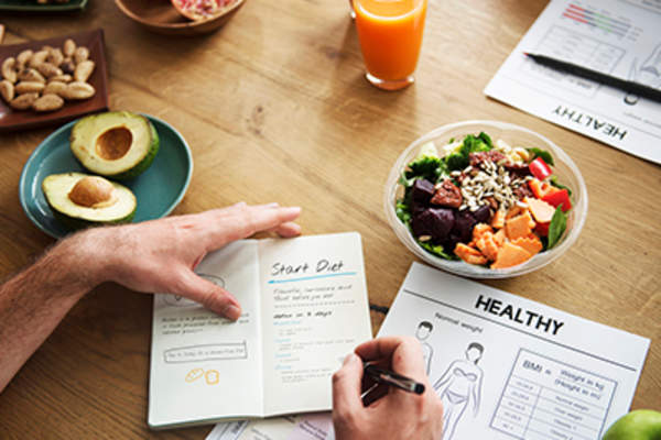 有人通过创建健康食品包围的饮食计划。