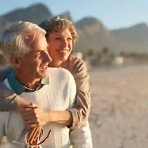 高级夫妇在海滩上享受他们的假期。