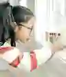 小女孩独自玩她的玩具。