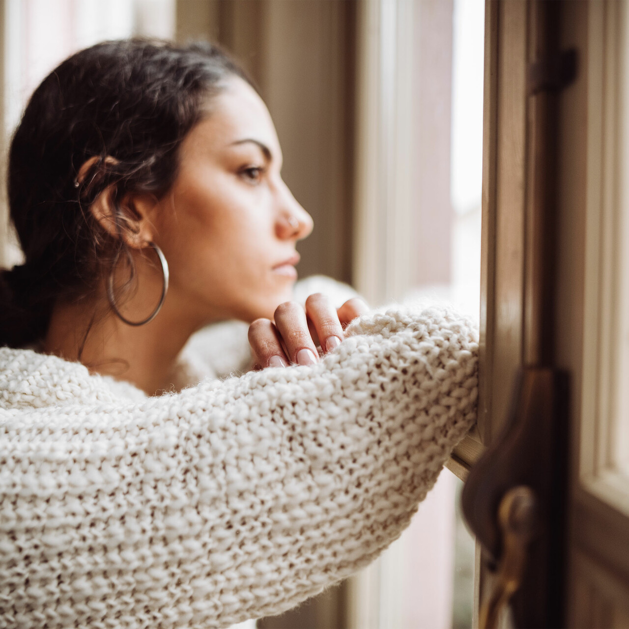 悲伤的女人望向窗外