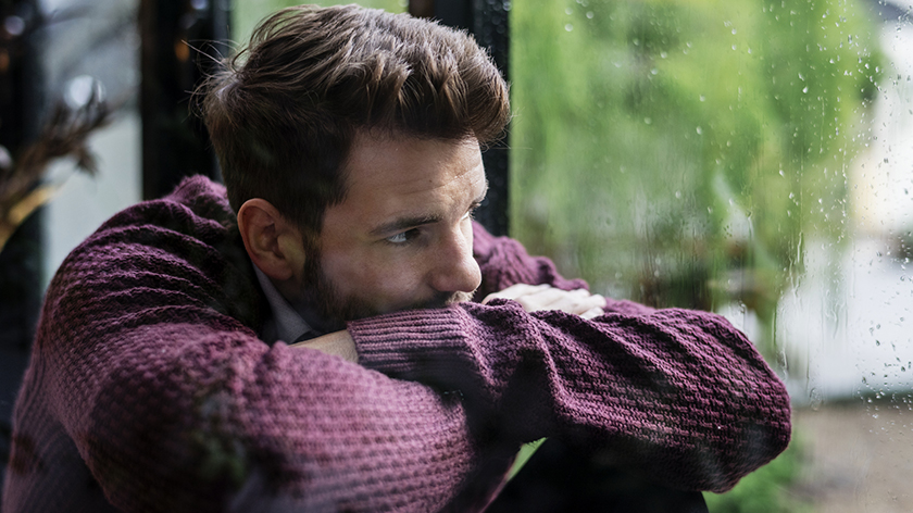 郁闷男人盯着窗外。