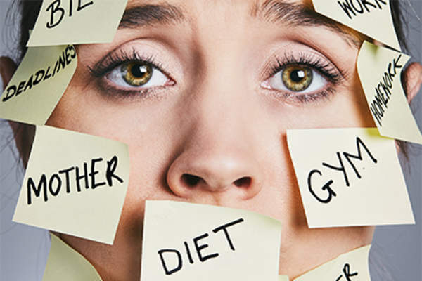 身上带着便条的女人,义务,太忙,不知所措。