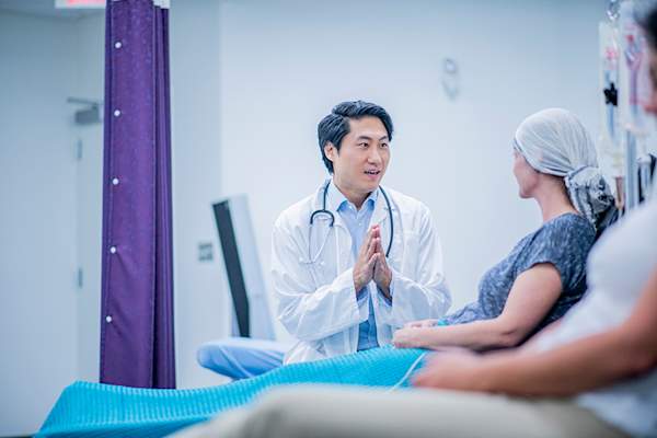 医生交谈到癌症患者化疗中