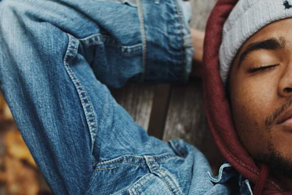 长凳上的疲惫男子