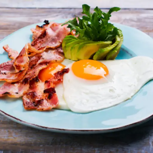 高脂肪低碳水化合物早餐。